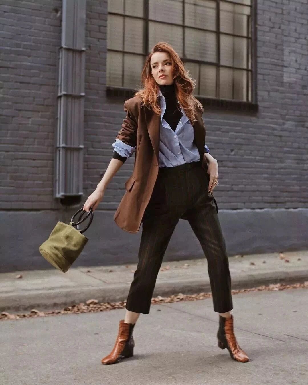 黑色和深咖色哪种颜色适合秋冬穿,浅的奶茶色在冬天里穿颇显氛围感