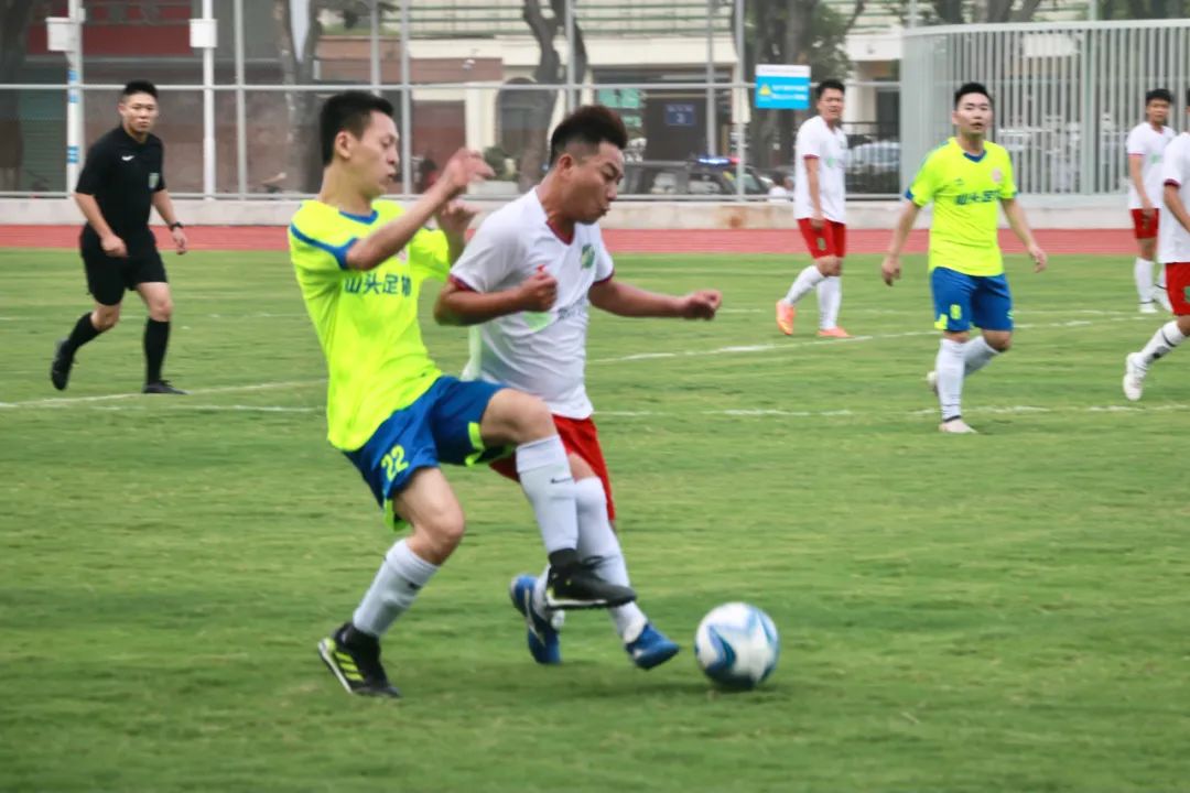 在万人球场踢球是什么感觉,在体育场上比赛的感受