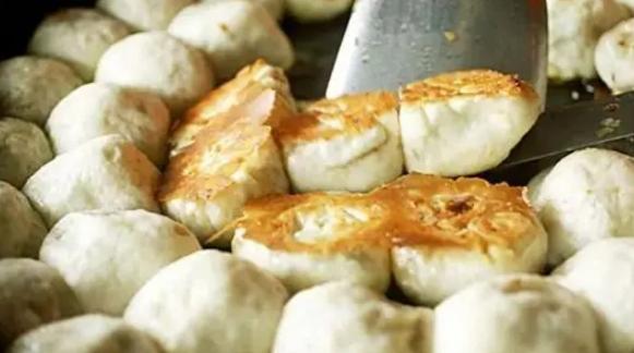 做水煎包，加面粉水还是淀粉水？加对了，包子脆而不硬，冰花多多