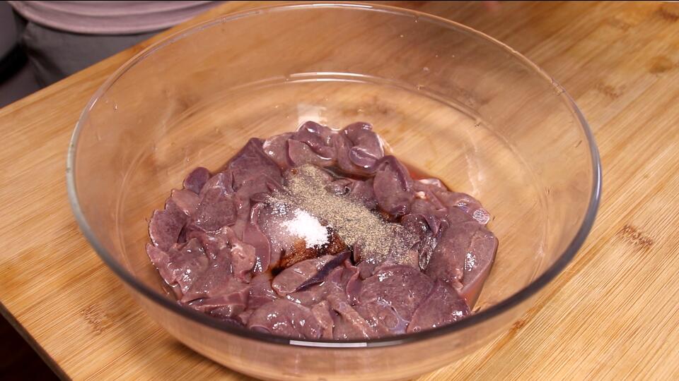 猪肝怎么腌制要焯水吗,炒猪肝是先放料酒还是后放料酒