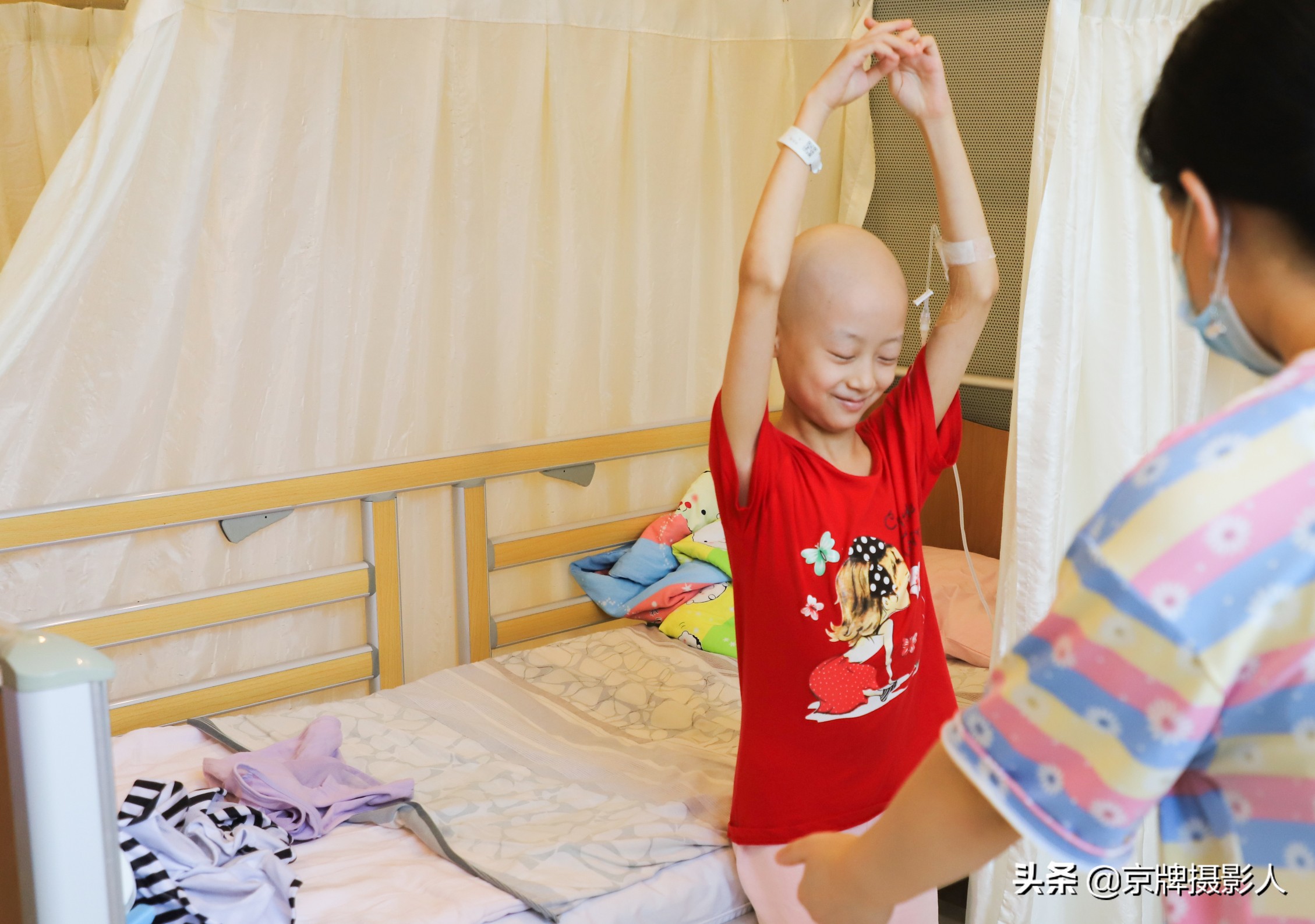 漂亮女孩因一场高烧失去听力,高烧40度女孩后续