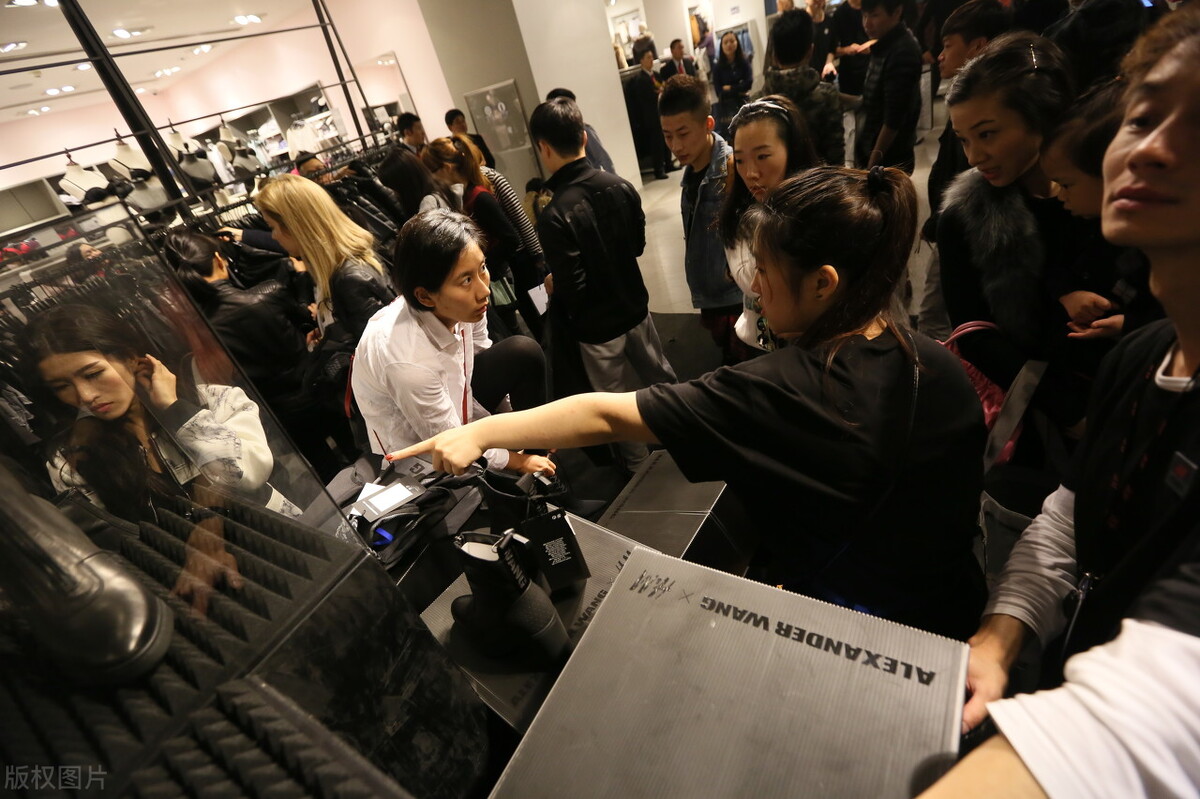 一女孩开服装店一年赚百万,女人开服装店的利润