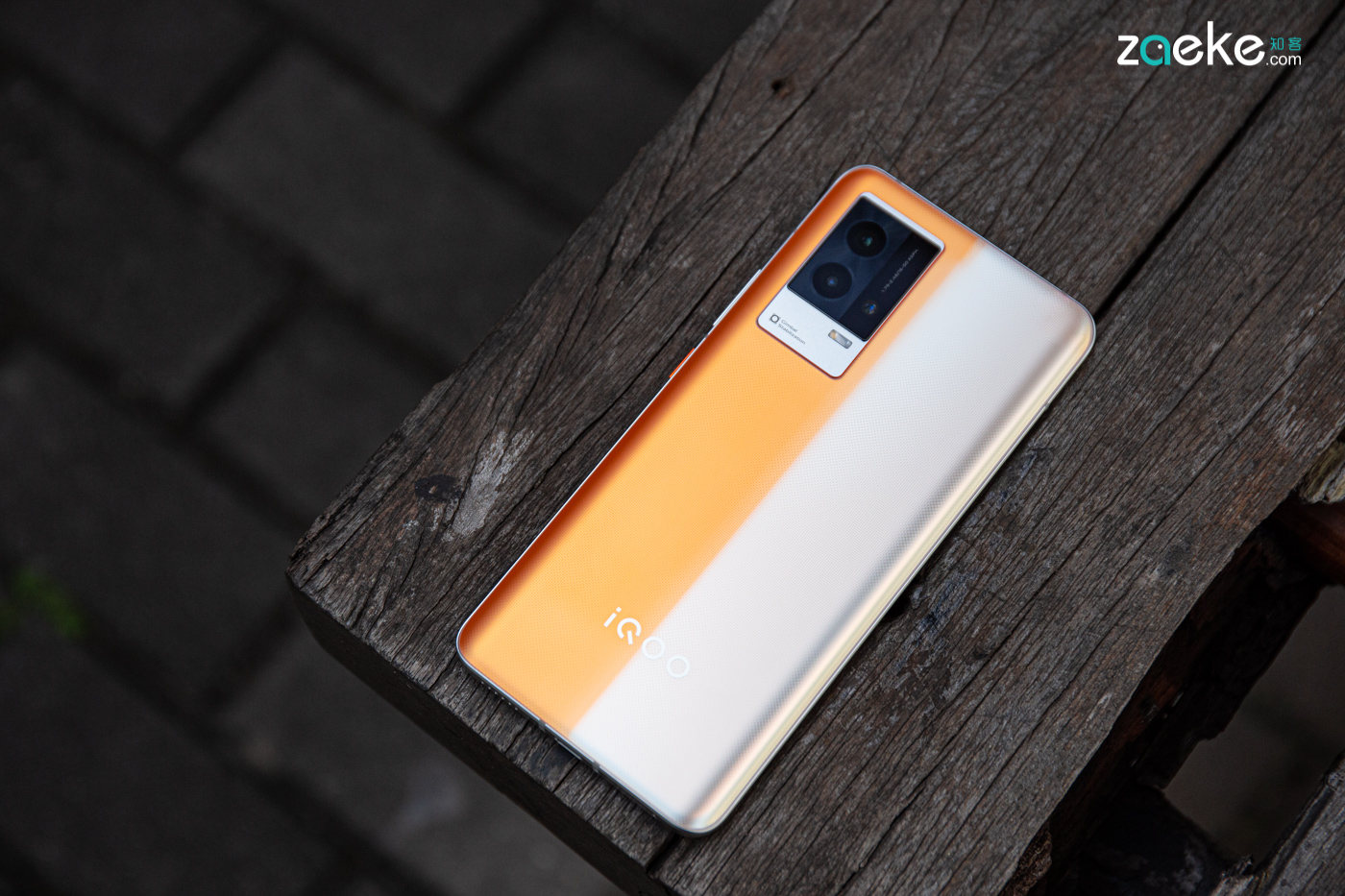 iqoo8燃色配色带壳,iqoo8燃变色