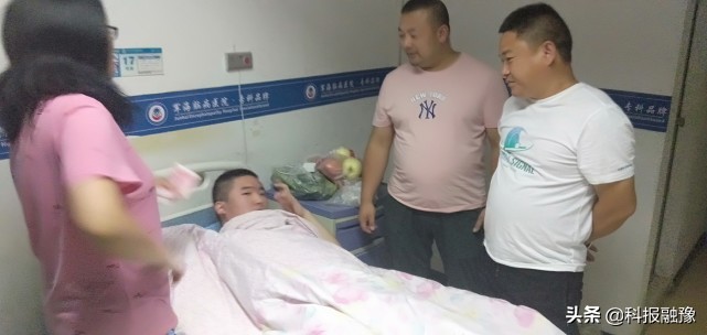 金水区志愿者送锦旗答谢郑州市红十字会关怀