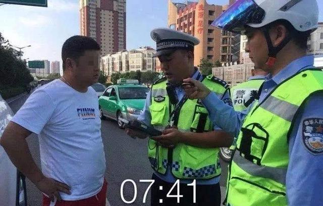 斑马线上未停车礼让怎么处罚,斑马线不礼让行人罚款200元记3分