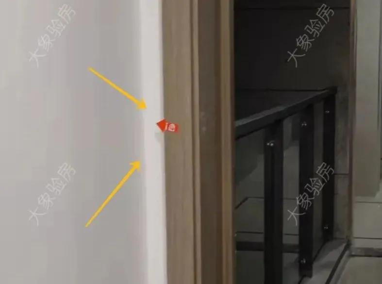 收房发现墙顶维修痕迹,精装房交房时踢脚线乳胶漆脱落