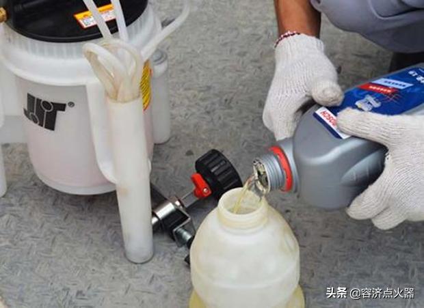 半路上电瓶车摩托车刹车油没有了,能撒尿进去将就使用吗?