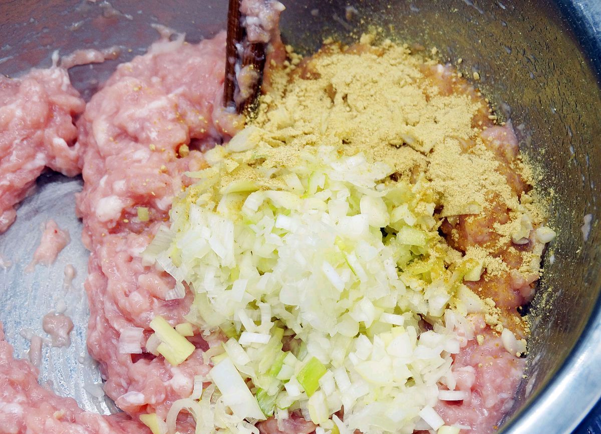 和馅是先放油还是先放水,饺子馅什么时候放盐最合适