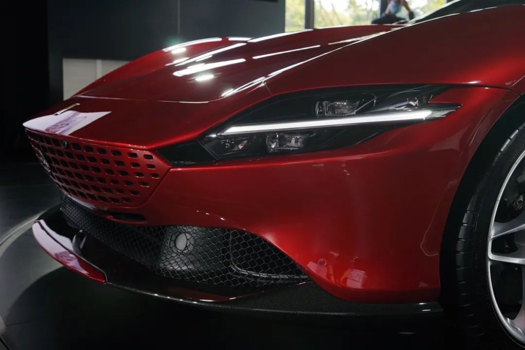 法拉利roma白外黑内,法拉利roma白色硬顶