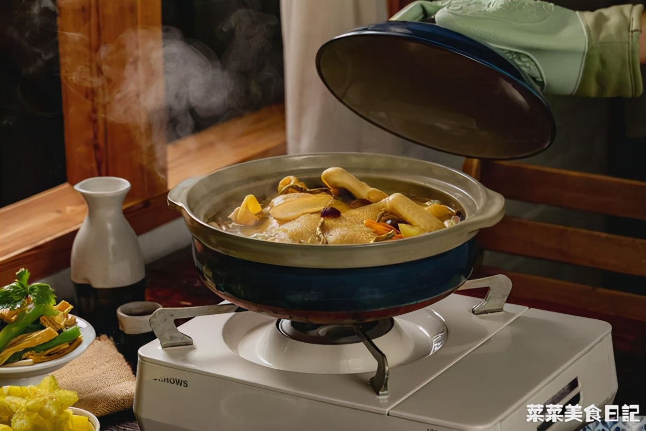 奶奶炖的鸡汤,老奶奶做的清炖鸡汤