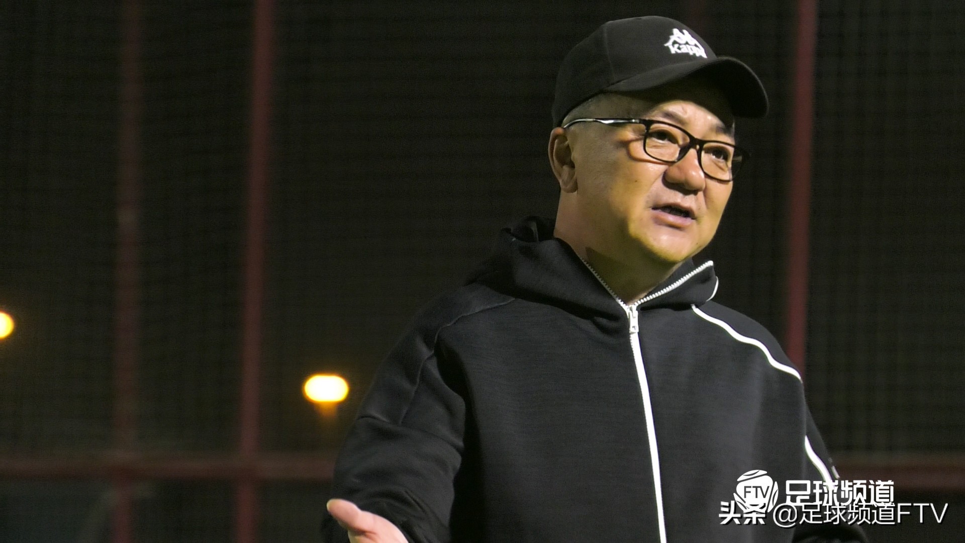 体育评论员董路,董路带领足球小将走进赛场