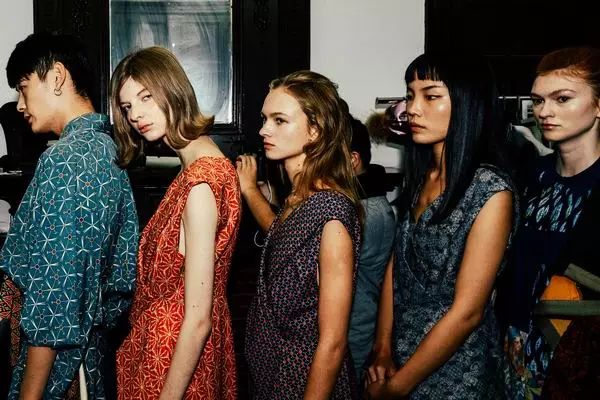 中国人只会跟风买名牌？80后女孩用旧衣改造成潮牌，燃炸上海滩