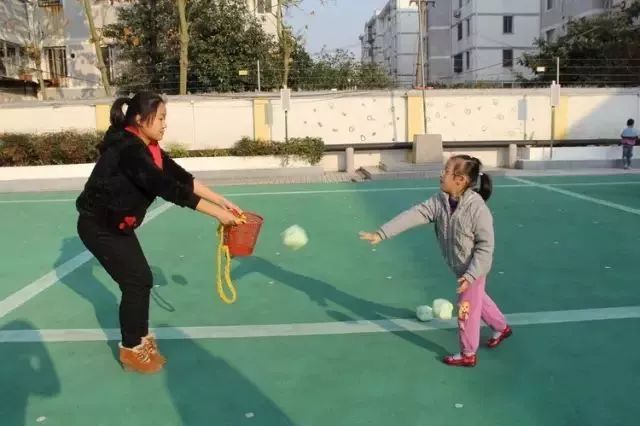 幼儿园感恩节家长开放日亲子游戏,感恩节亲子互动游戏幼儿园