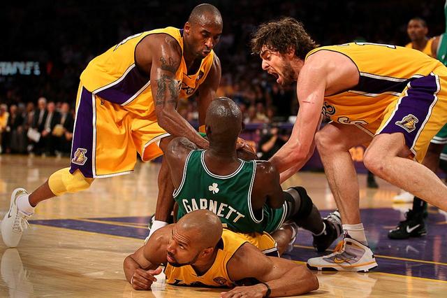 2012年湖人vs掘金抢七科比集锦,科比2010年抢七大战被包夹46次