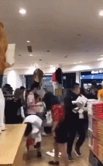 优衣库被抢后续视频,优衣库被哄抢完整版