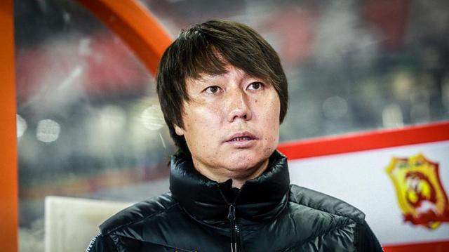 国足新帅定了？李铁微博晒收藏魔笛球衣！双喜临门？新的轮回