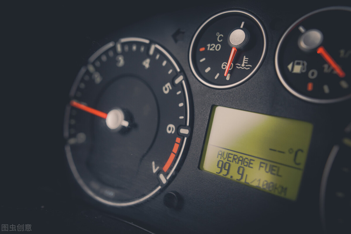 700升的油箱油表灯亮能跑多少公里,油表灯一般亮一般还剩多少油