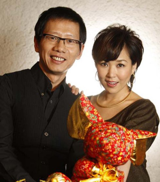 李静女儿罕见晒白裙美照,李静晒与16岁女儿合照