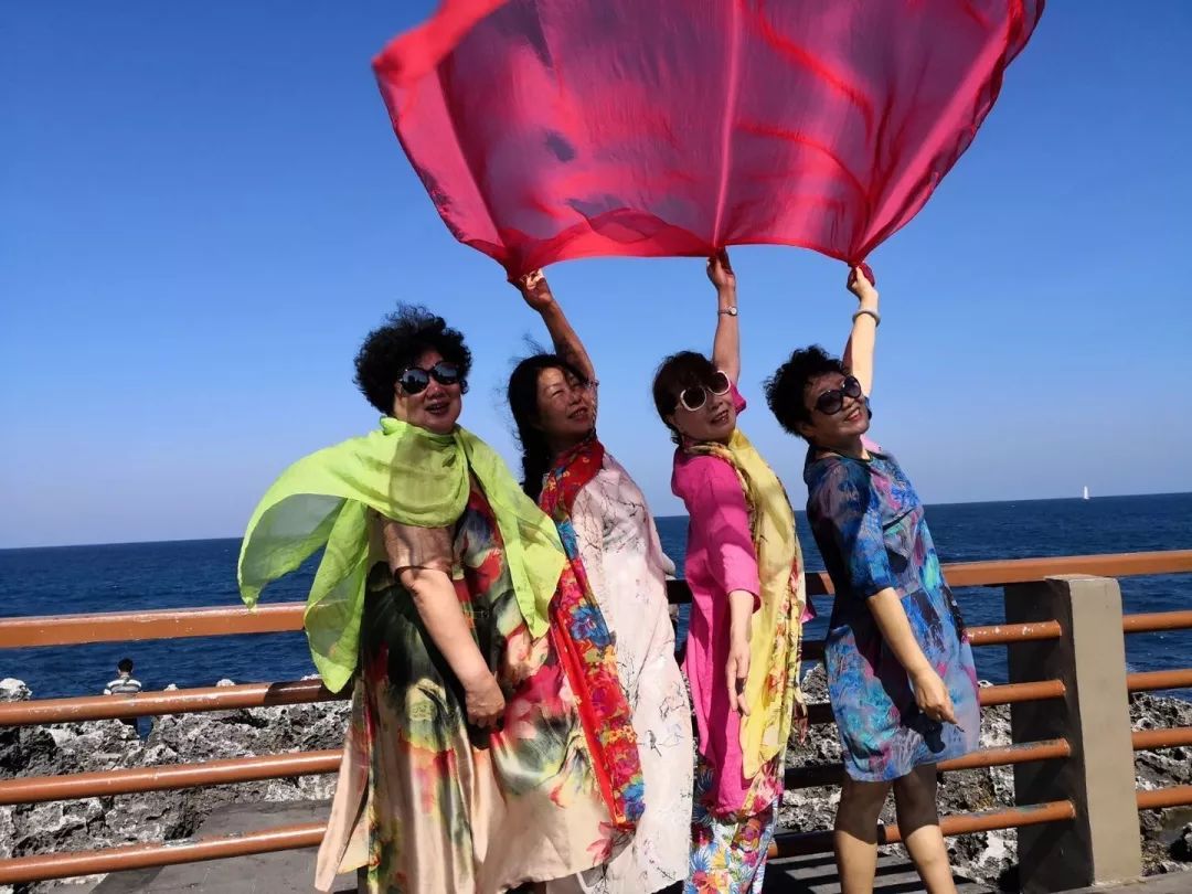 中国大妈旅游标配动作合集,中国大妈旅游拍摄姿势