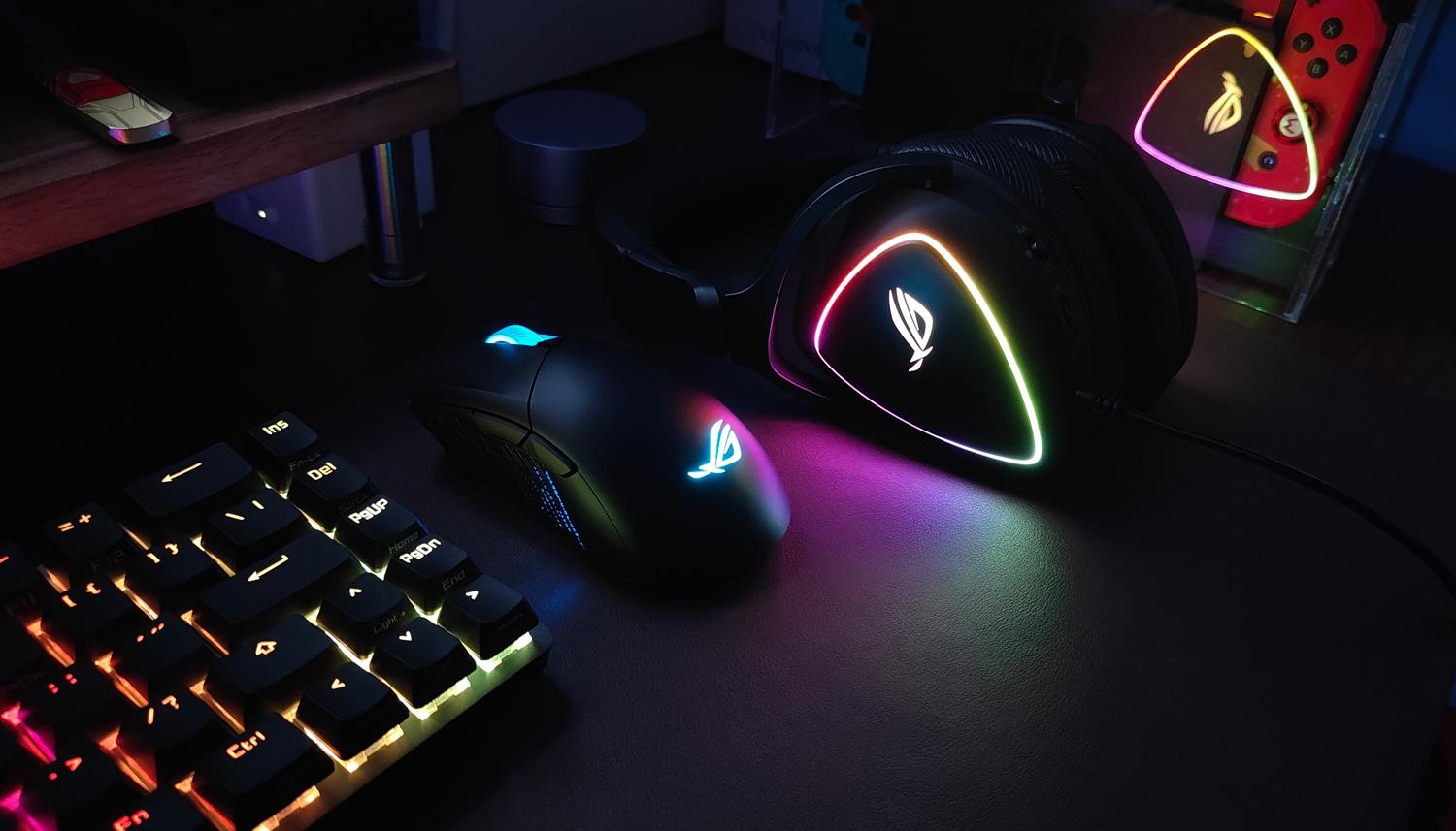 游戏宅的电脑桌面,游戏头戴式耳机rog棱镜s