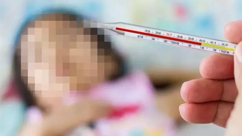 82岁老人中暑晕倒三人相救,80岁老人暑天中暑呕吐