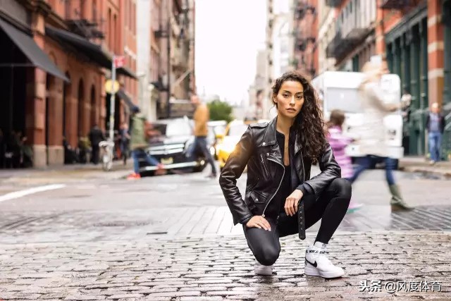 *窥偷**女神AdrianneHo的ins照片,我仿佛打开了新世界的大门……