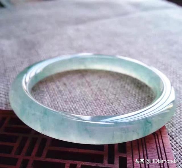 玉镯取不下来怎么办,玉镯卡在手上紧紧的怎么取出来