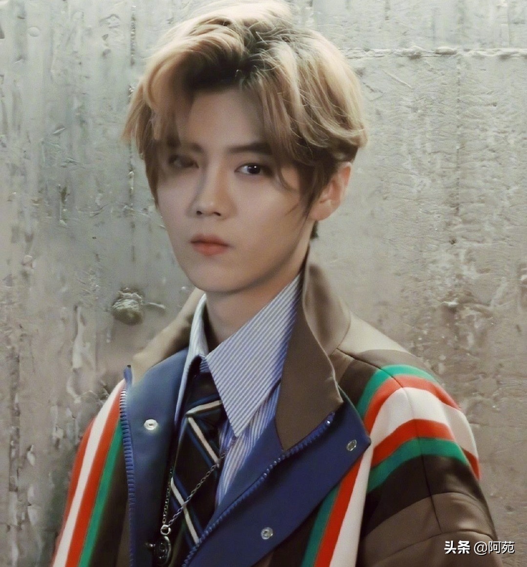 鹿晗足球颠球,鹿晗黄子韬踢锡纸足球