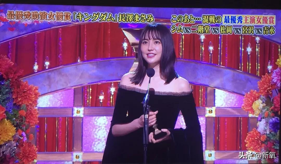 12岁腿长超出相框，因畸形审美被喷到息影，如今纯欲人设全网叫好