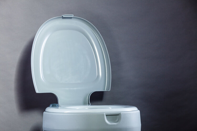 马桶盖子使用时是放下还是抬起来,马桶正确做法到底要不要弄盖子