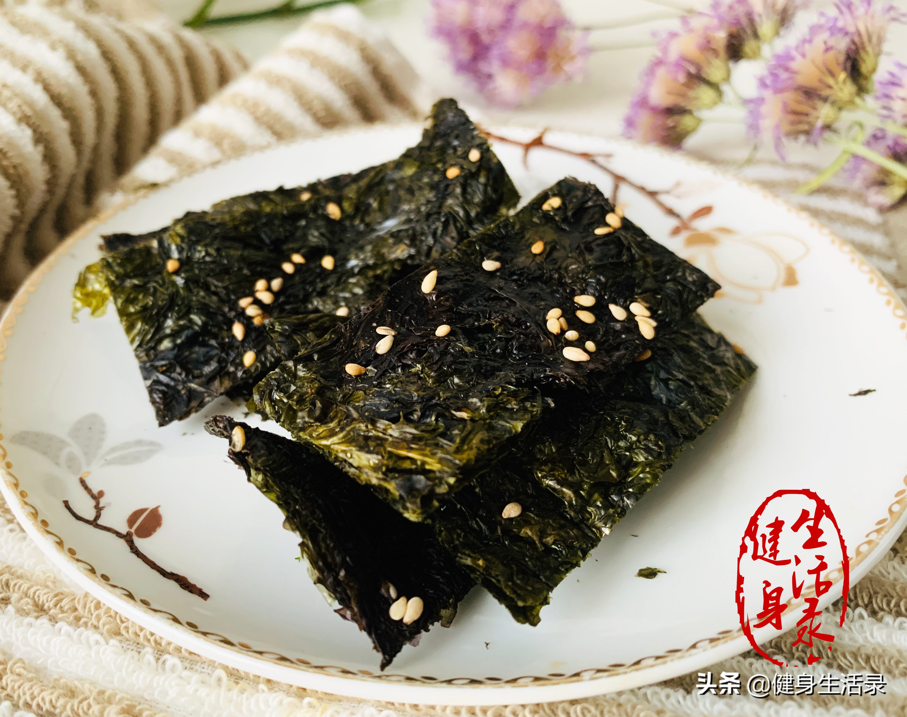 在家做零食，紫菜秒变海苔，酥脆掉渣儿，入口即化，比买的划算