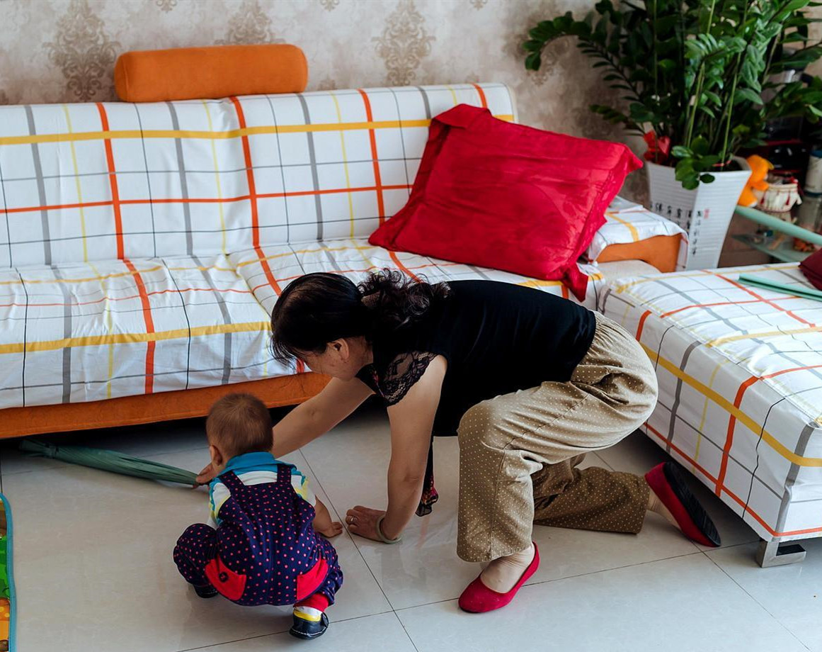 奶奶是真疼孙子还是假疼,看这四个方面就一清二楚,想瞒也瞒不住