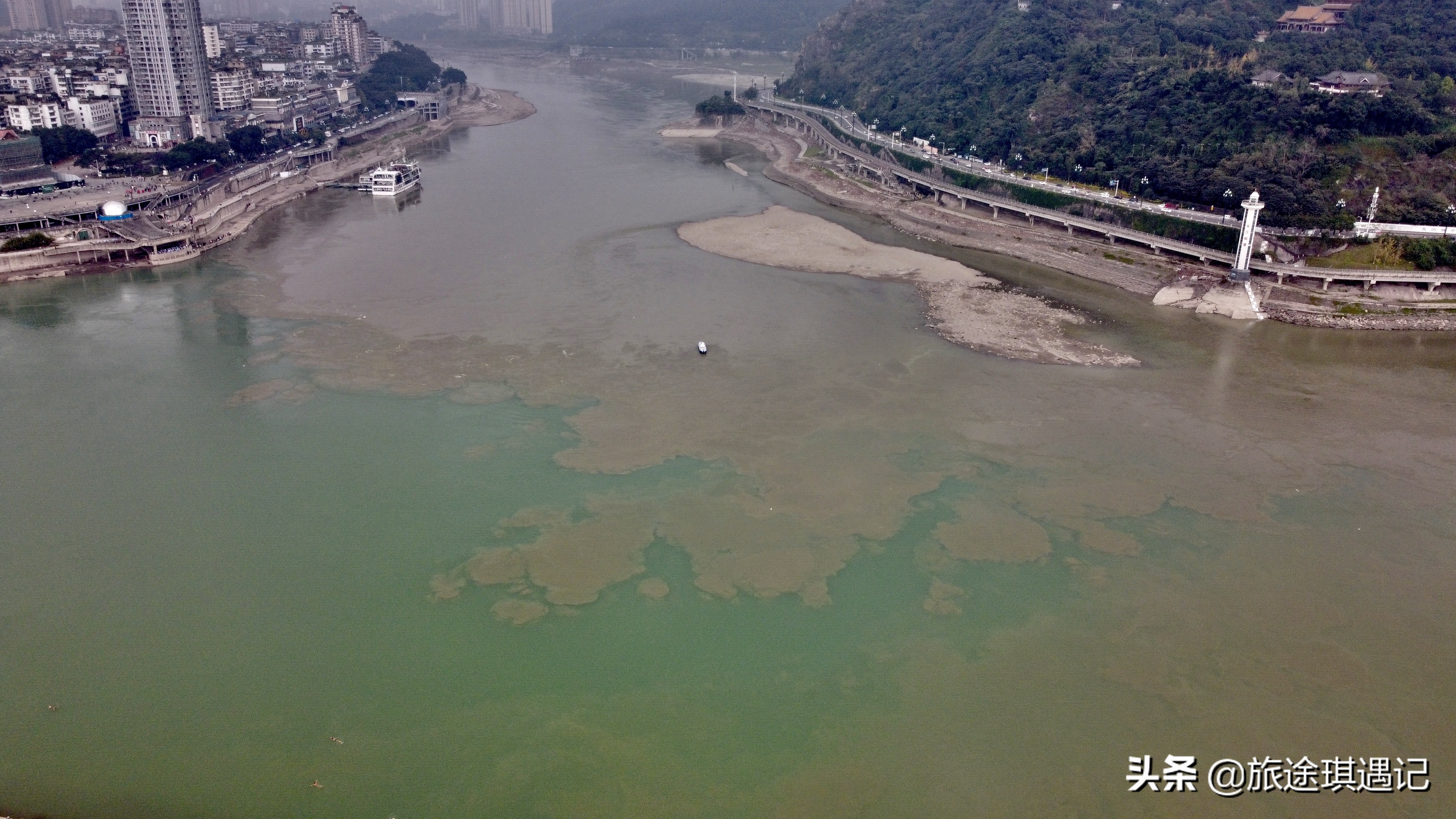 来宜宾千万别错过合江门，岷江与长江交汇，泾渭分明让人大饱眼福