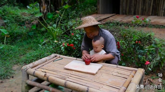 中国老爷爷给孙子做的神奇玩具,老外看中国爷爷给孙子做玩具