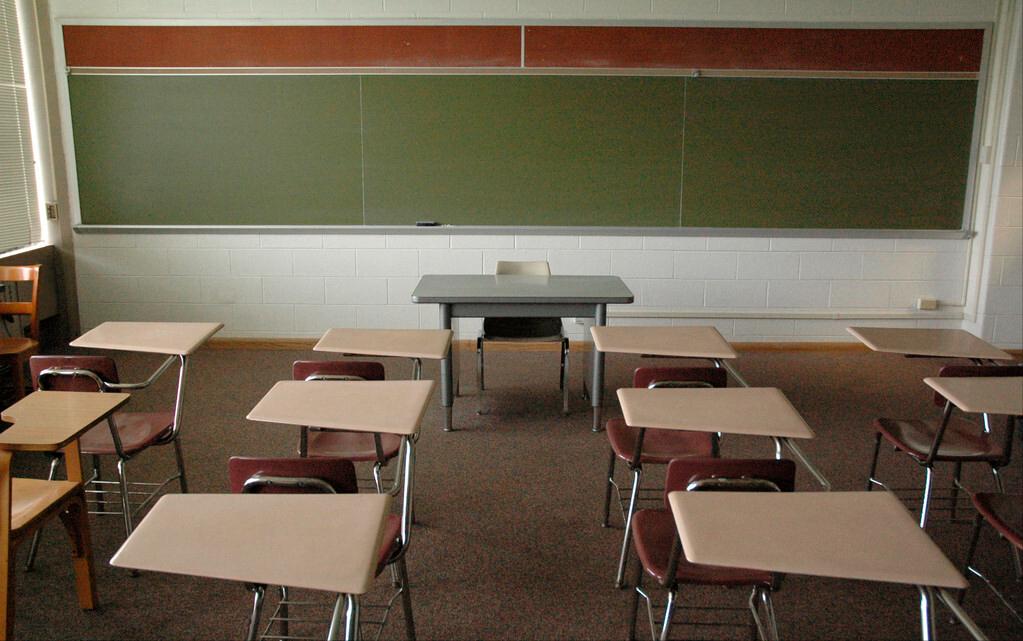 小孩在校内出事学校有什么责任,女儿在学校死亡谁来承担责任