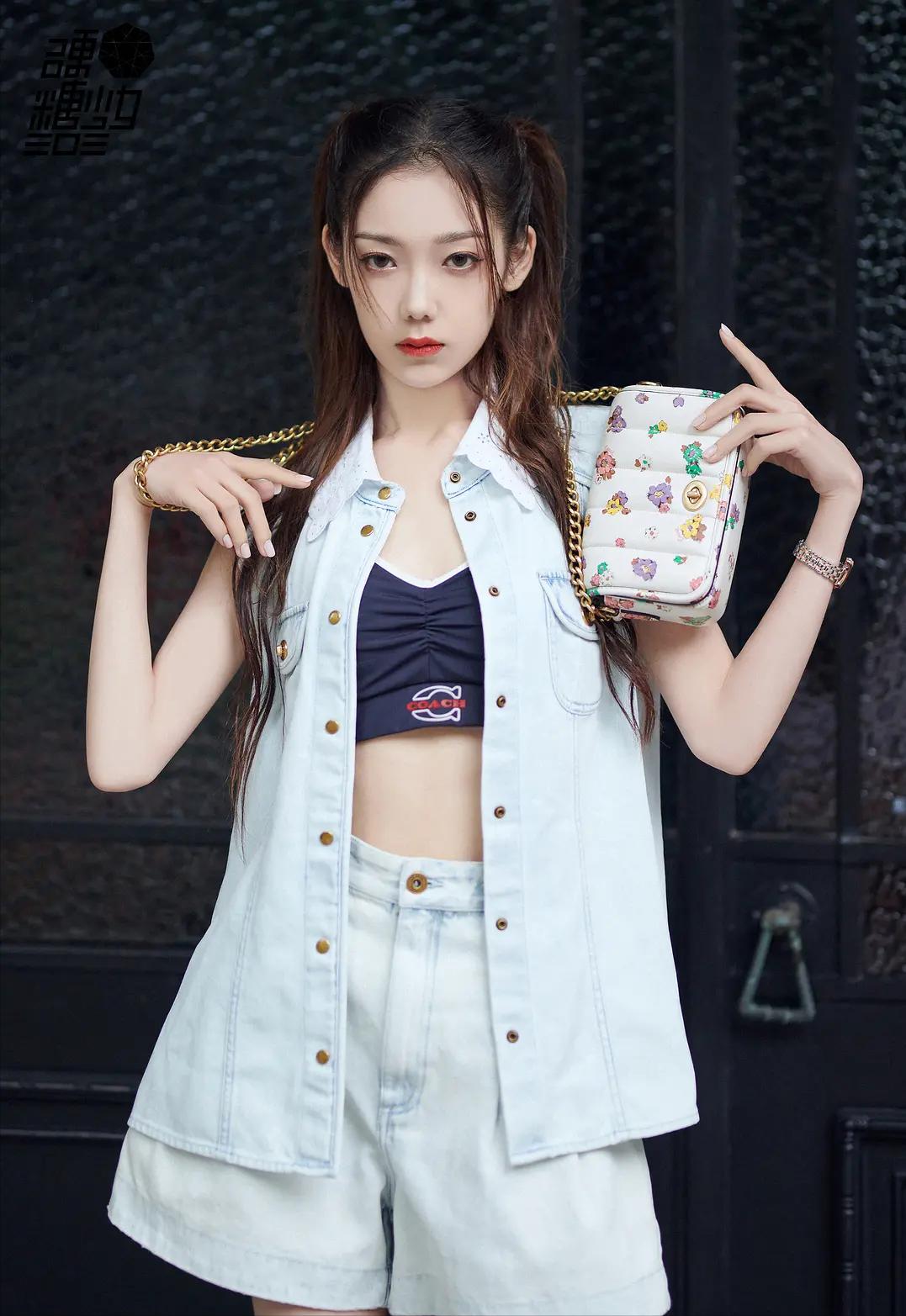 coach大秀杨紫和小男孩合影,coach新款杨紫