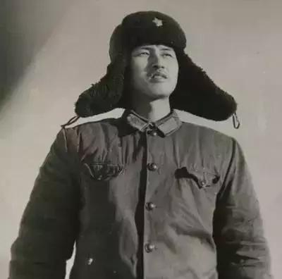 嫌工资低辞职光脚坐在火车站,成都市副市长辞职