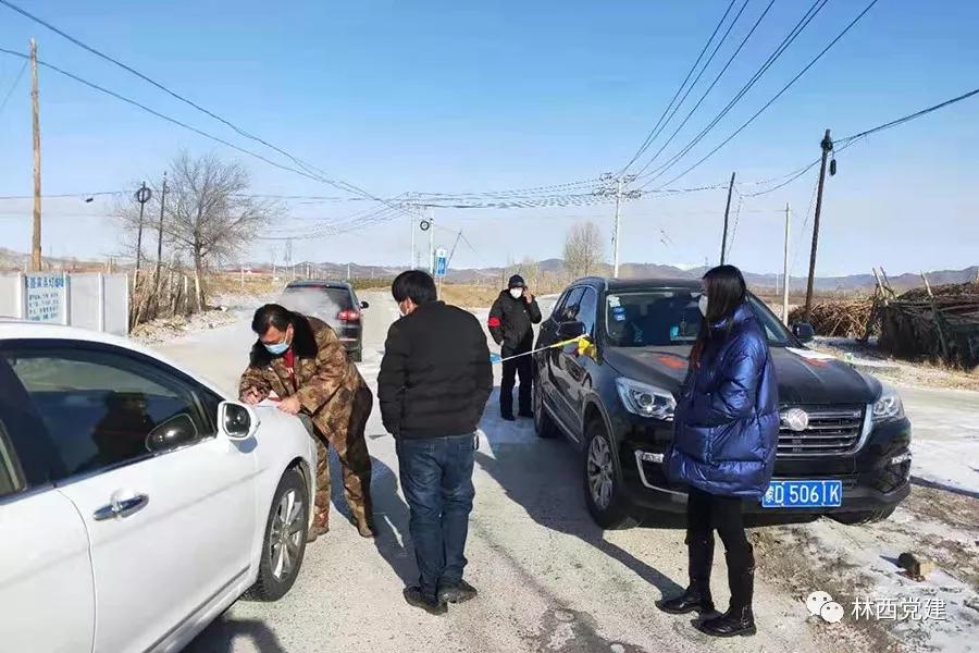 党员志愿者暖了居民心窝,林业局党员为贫困户送温暖