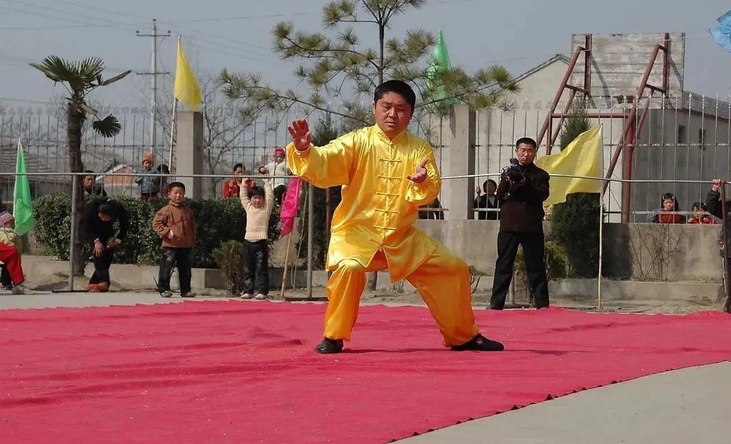 不懂顶头悬,白练三十年