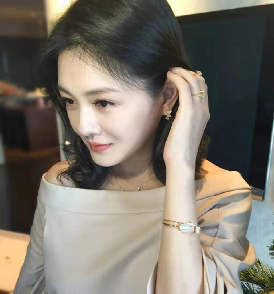 嘴巴干裂起皮推荐护唇油,秋冬季嘴唇干裂起皮这样涂