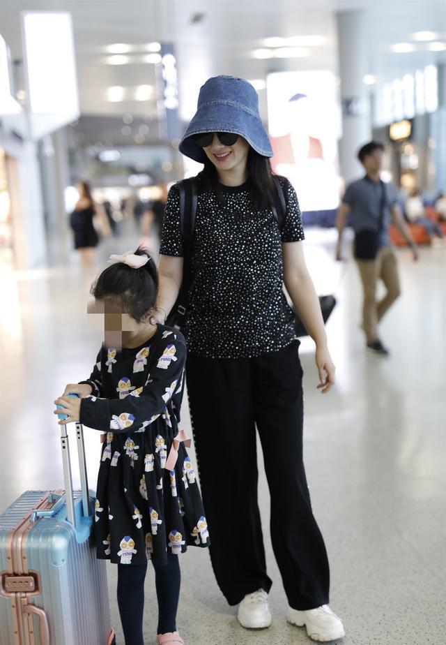 黄奕穿古装的样子,黄奕穿西装霸气十足