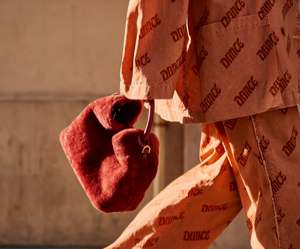 适合冬天背的百搭包洋气,现在流行这样的小包包时髦又洋气