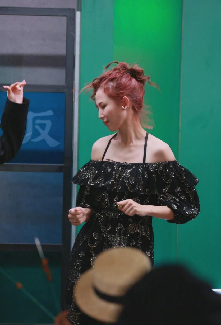 蔡少芬穿半个西装吸睛时髦,蔡少芬粉色t恤配长裙