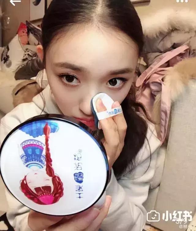 别傻了，你以为她们是真的惨么？