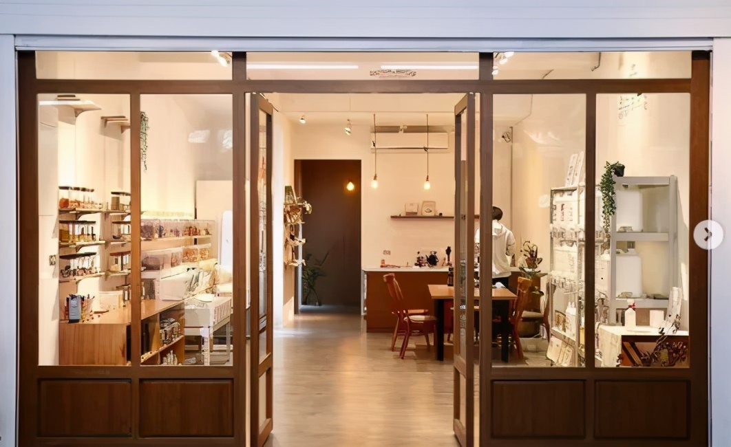 “裸卖”商店:食物都没有包装,想买东西要自己带上容器