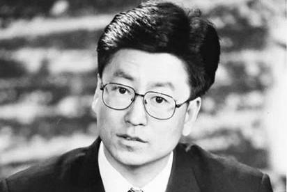 白岩松遭大学生抢麦怒怼,为武汉发声的白岩松