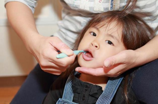 提醒家长关注幼儿换牙问题,换牙期父母要知道的