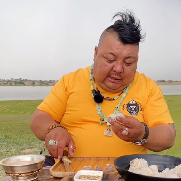 恩克脸上的黑斑,恩克面部频繁出现黑斑