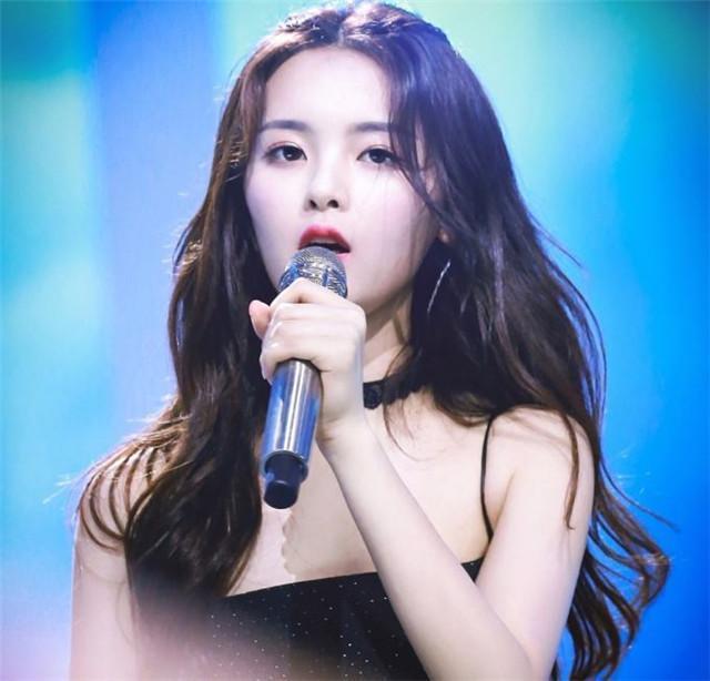 圆脸女生要不要烫卷,圆脸脸大的女生不适合直发吗