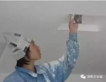 墙面涂料施工出现发花、褪色、流挂等问题，该怎么解决？